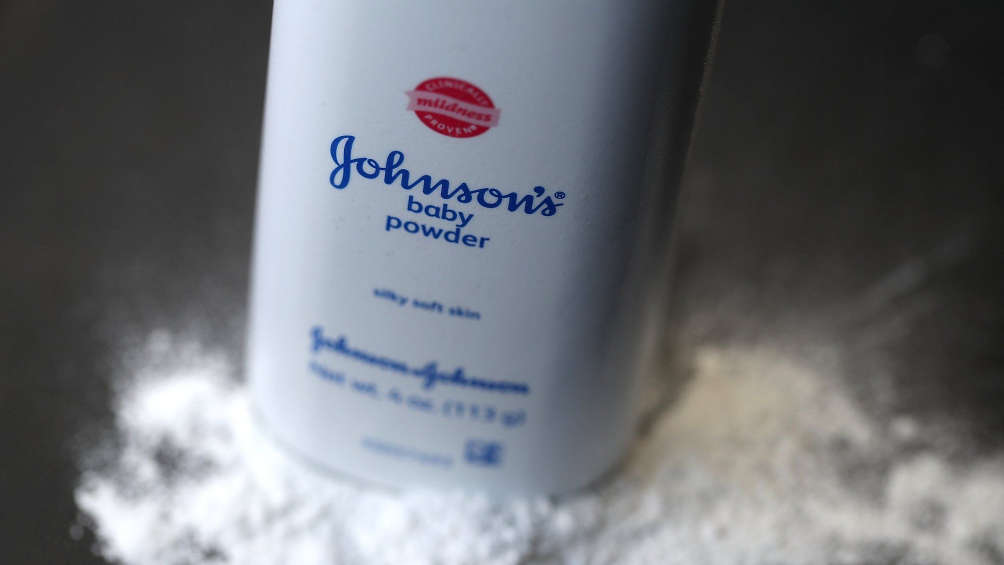 J&J предстанет перед новым судом по искам о раке талька на фоне толчка к урегулированию
